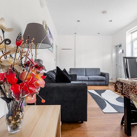 Spacious 2 Bed Apartment With Free Parking For 2 Cars And Underground Station Zone 2 For Quick Access To Central London Up To 8 Guests Eksteriør billede