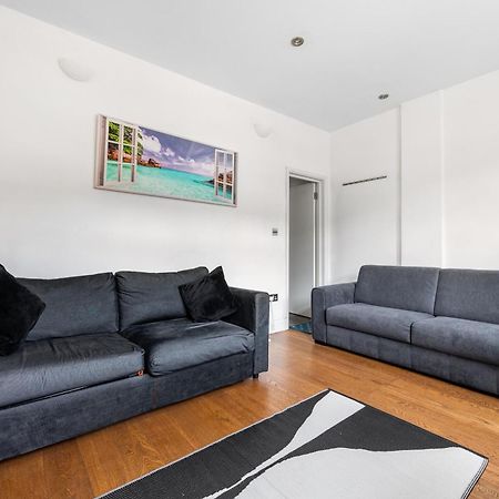 Spacious 2 Bed Apartment With Free Parking For 2 Cars And Underground Station Zone 2 For Quick Access To Central London Up To 8 Guests Eksteriør billede