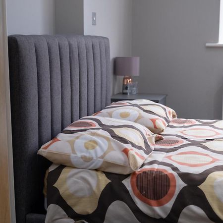 Spacious 2 Bed 2 Bath Apartment With Free Parking For 2 Cars And Underground Station Zone 2 For Quick Access To Central London Up To 10 Guests Eksteriør billede
