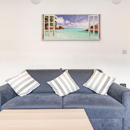Spacious 2 Bed 2 Bath Apartment With Free Parking For 2 Cars And Underground Station Zone 2 For Quick Access To Central London Up To 10 Guests Eksteriør billede