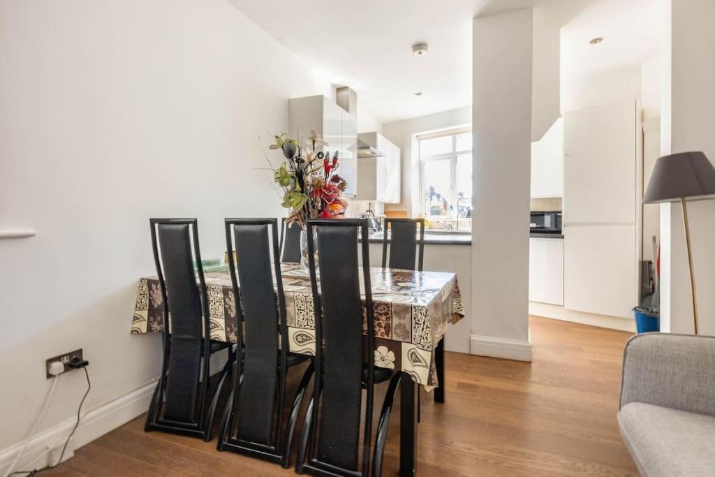 Spacious 2 Bed Apartment With Free Parking For 2 Cars And Underground Station Zone 2 For Quick Access To Central London Up To 8 Guests Eksteriør billede