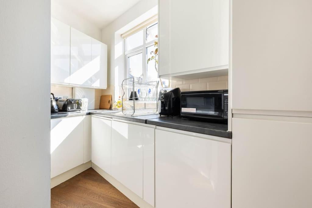 Spacious 2 Bed Apartment With Free Parking For 2 Cars And Underground Station Zone 2 For Quick Access To Central London Up To 8 Guests Eksteriør billede