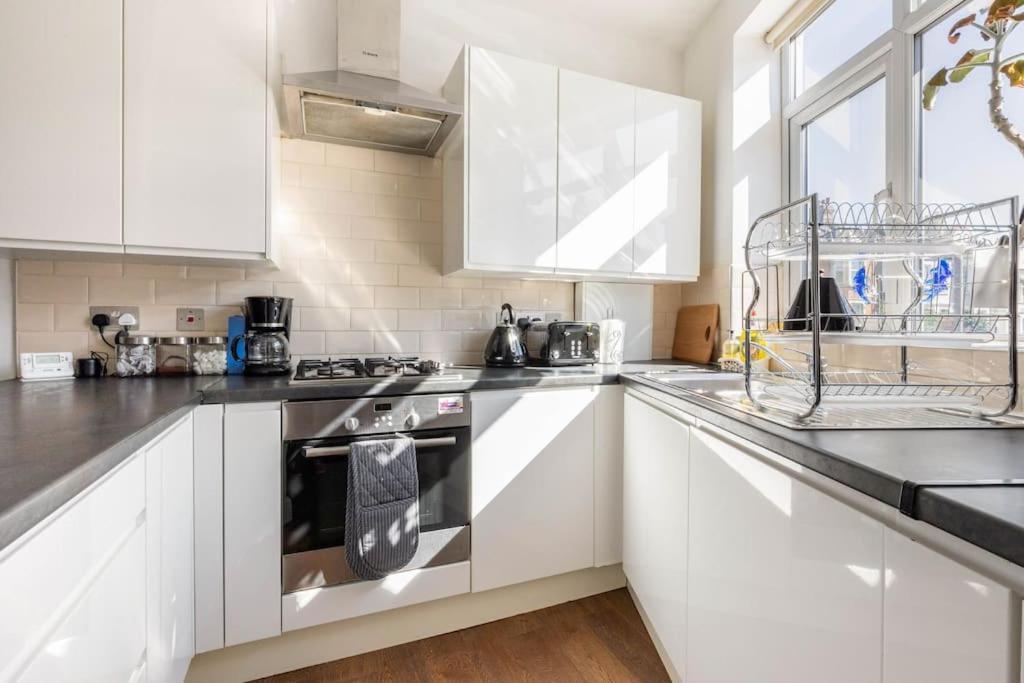 Spacious 2 Bed Apartment With Free Parking For 2 Cars And Underground Station Zone 2 For Quick Access To Central London Up To 8 Guests Eksteriør billede