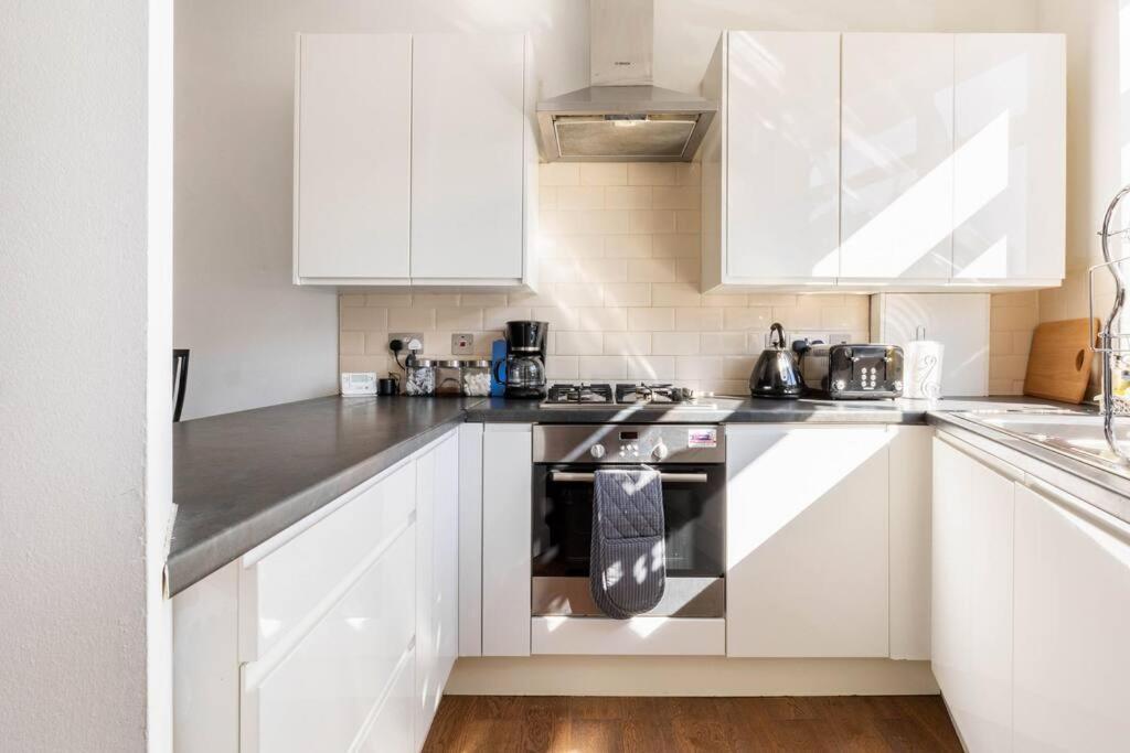 Spacious 2 Bed Apartment With Free Parking For 2 Cars And Underground Station Zone 2 For Quick Access To Central London Up To 8 Guests Eksteriør billede