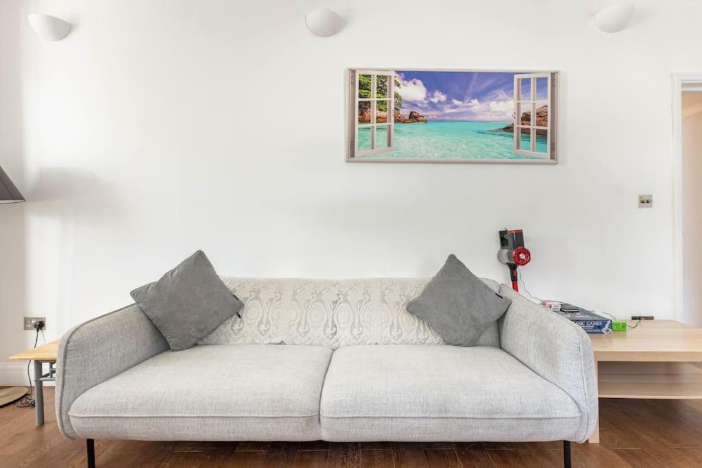 Spacious 2 Bed Apartment With Free Parking For 2 Cars And Underground Station Zone 2 For Quick Access To Central London Up To 8 Guests Eksteriør billede