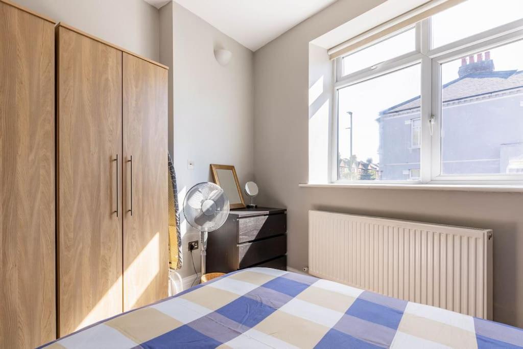 Spacious 2 Bed Apartment With Free Parking For 2 Cars And Underground Station Zone 2 For Quick Access To Central London Up To 8 Guests Eksteriør billede