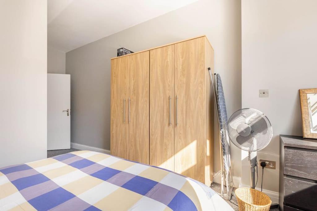 Spacious 2 Bed Apartment With Free Parking For 2 Cars And Underground Station Zone 2 For Quick Access To Central London Up To 8 Guests Eksteriør billede