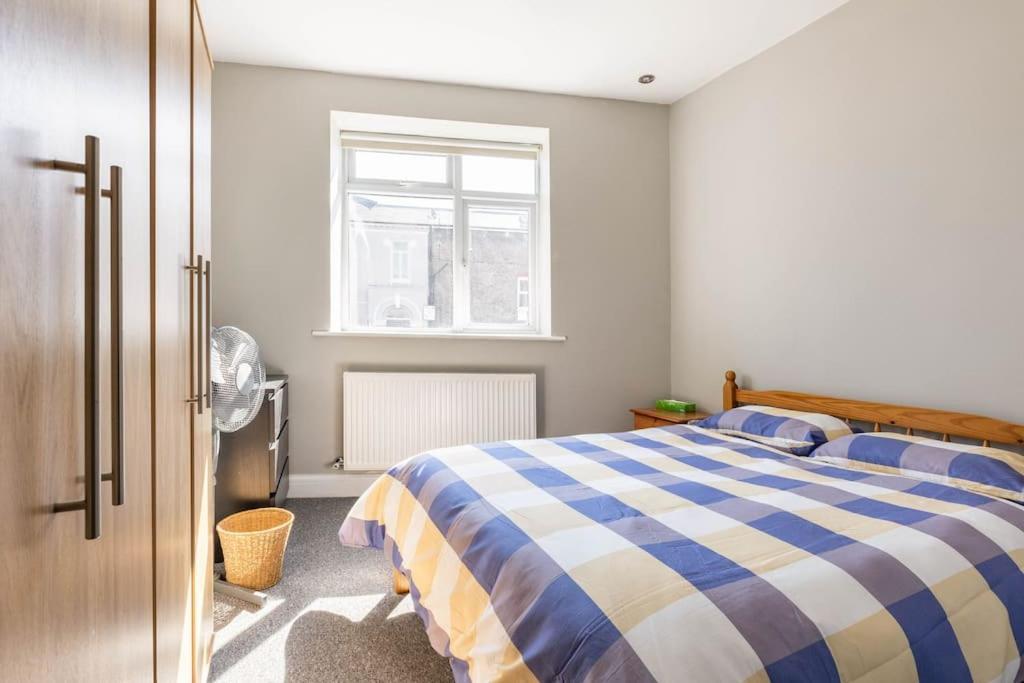 Spacious 2 Bed Apartment With Free Parking For 2 Cars And Underground Station Zone 2 For Quick Access To Central London Up To 8 Guests Eksteriør billede