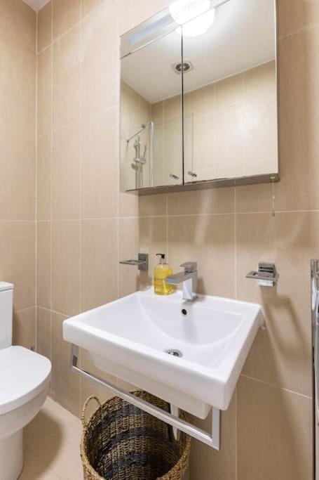 Spacious 2 Bed Apartment With Free Parking For 2 Cars And Underground Station Zone 2 For Quick Access To Central London Up To 8 Guests Eksteriør billede