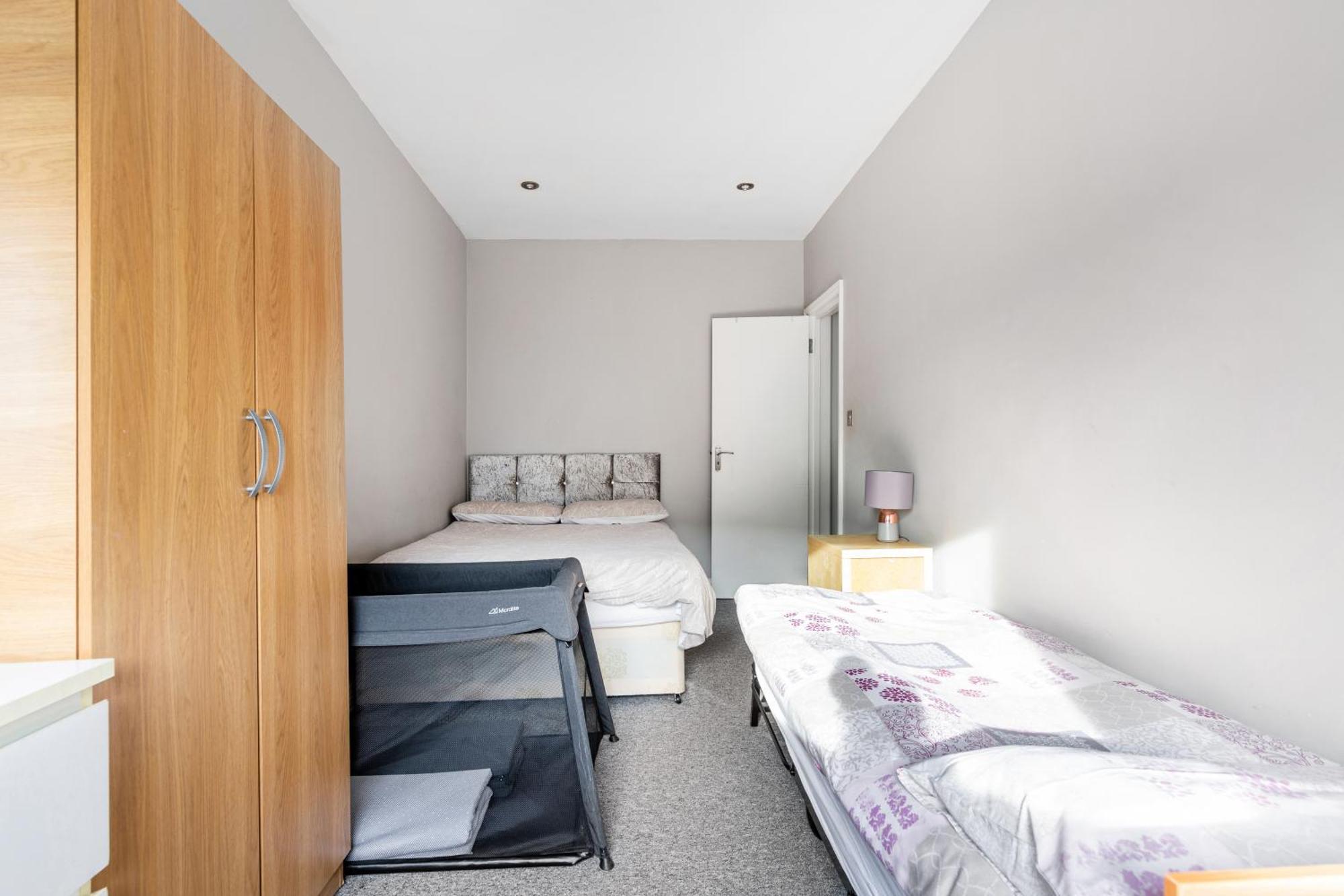 Spacious 2 Bed Apartment With Free Parking For 2 Cars And Underground Station Zone 2 For Quick Access To Central London Up To 8 Guests Eksteriør billede