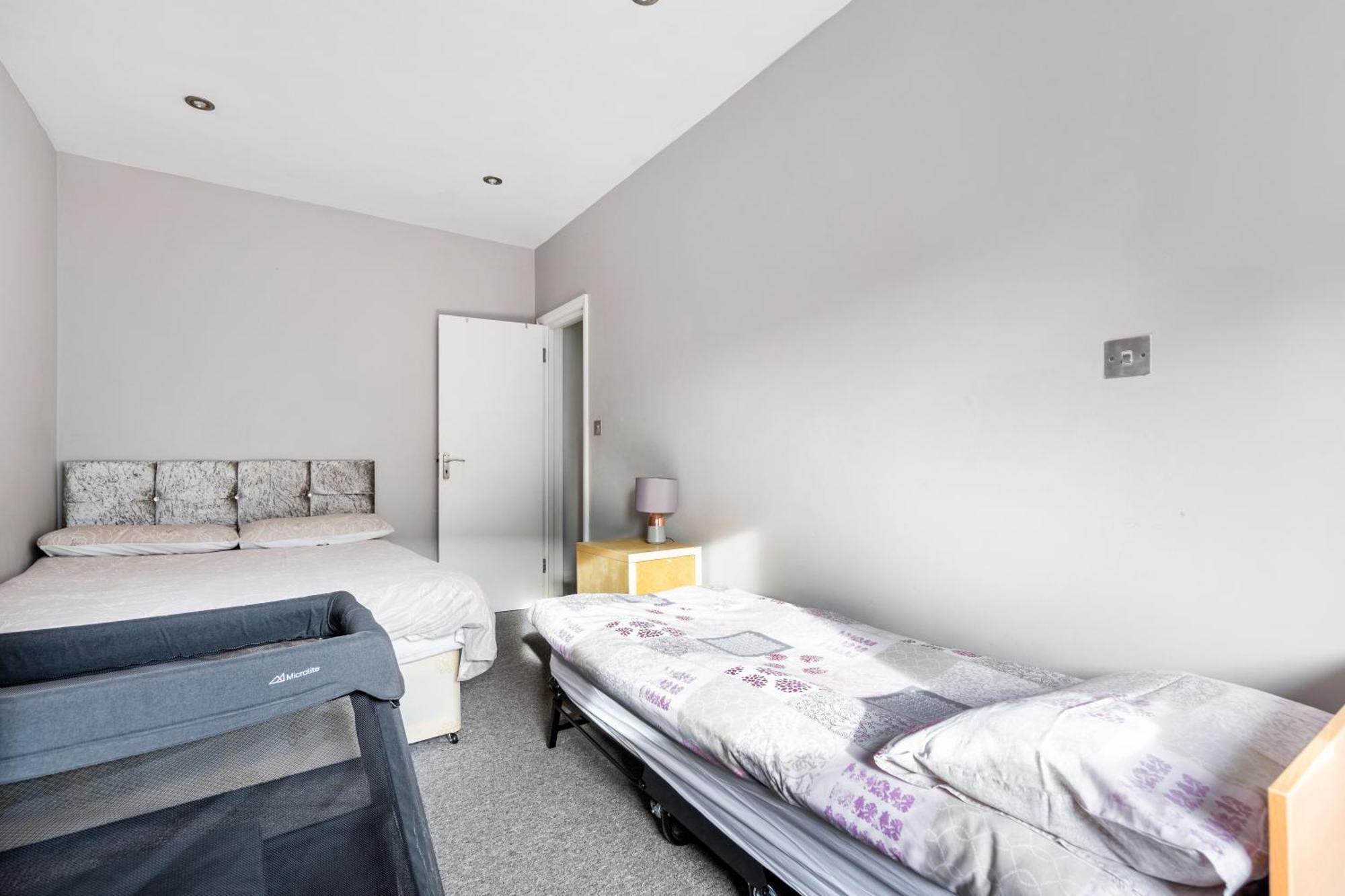 Spacious 2 Bed Apartment With Free Parking For 2 Cars And Underground Station Zone 2 For Quick Access To Central London Up To 8 Guests Eksteriør billede