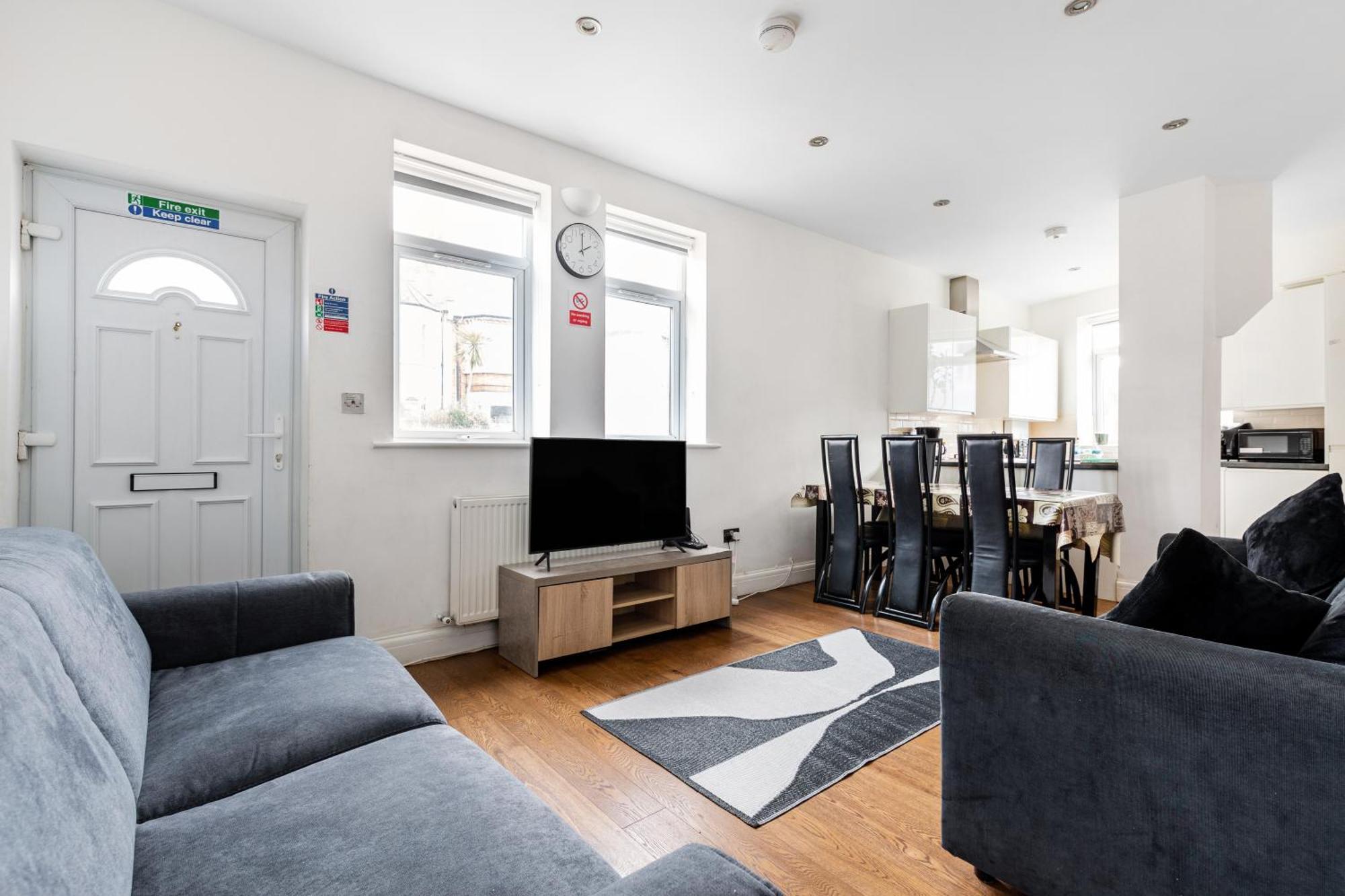 Spacious 2 Bed Apartment With Free Parking For 2 Cars And Underground Station Zone 2 For Quick Access To Central London Up To 8 Guests Eksteriør billede