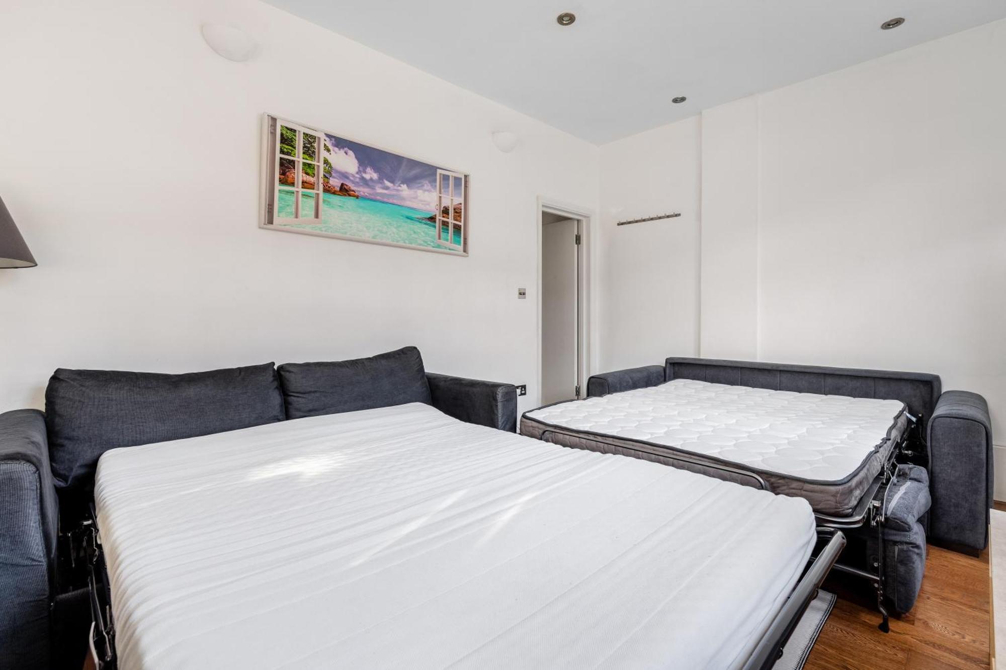 Spacious 2 Bed Apartment With Free Parking For 2 Cars And Underground Station Zone 2 For Quick Access To Central London Up To 8 Guests Eksteriør billede