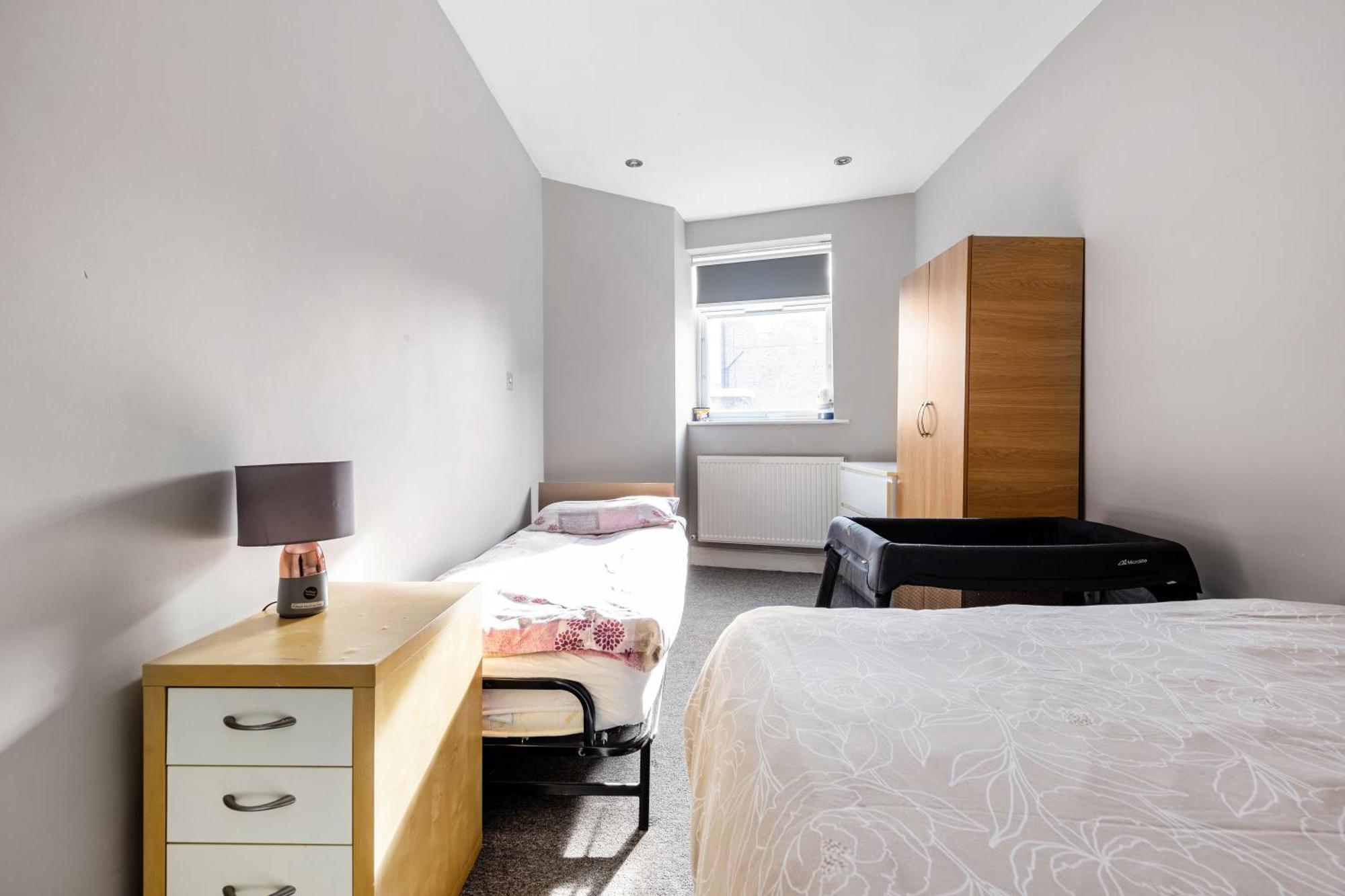 Spacious 2 Bed Apartment With Free Parking For 2 Cars And Underground Station Zone 2 For Quick Access To Central London Up To 8 Guests Eksteriør billede