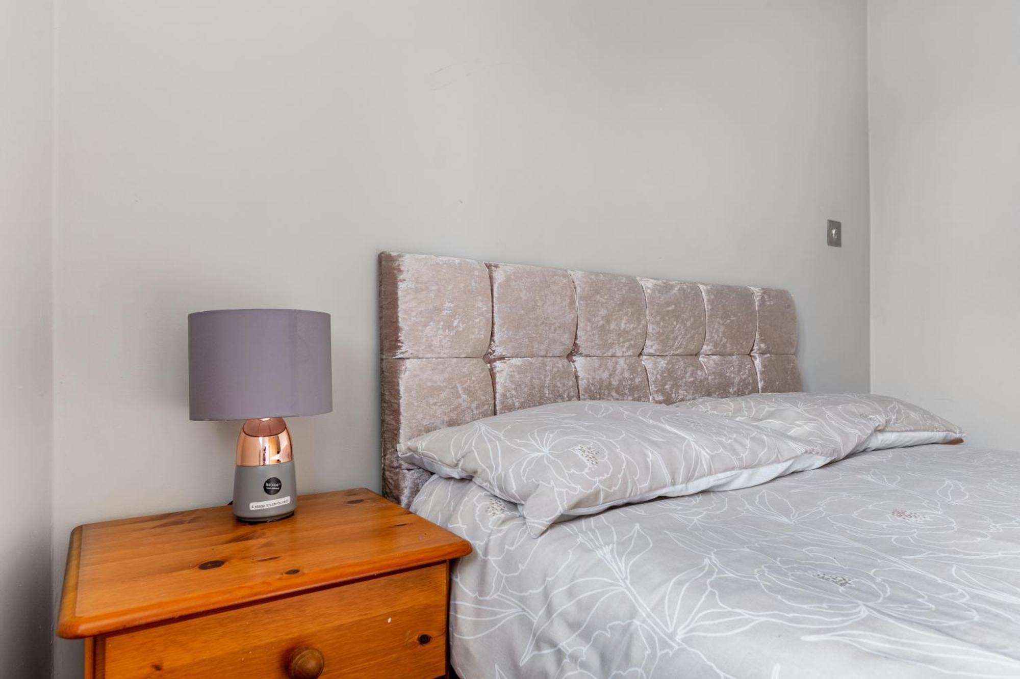 Spacious 2 Bed Apartment With Free Parking For 2 Cars And Underground Station Zone 2 For Quick Access To Central London Up To 8 Guests Eksteriør billede