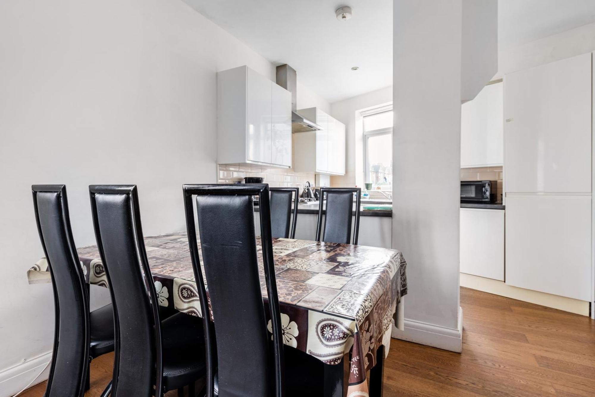 Spacious 2 Bed Apartment With Free Parking For 2 Cars And Underground Station Zone 2 For Quick Access To Central London Up To 8 Guests Eksteriør billede