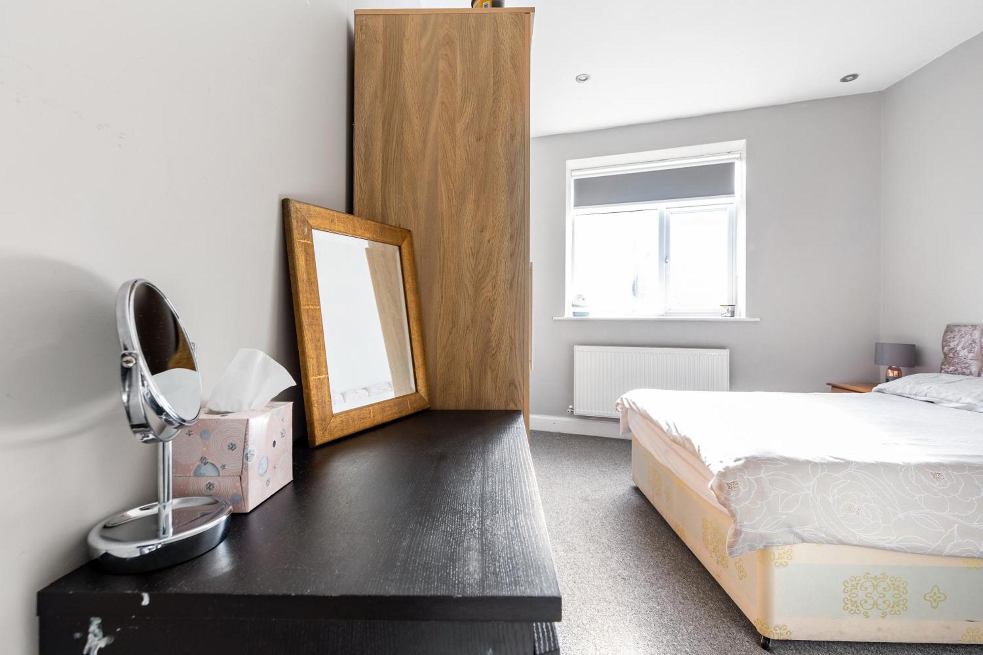 Spacious 2 Bed Apartment With Free Parking For 2 Cars And Underground Station Zone 2 For Quick Access To Central London Up To 8 Guests Eksteriør billede