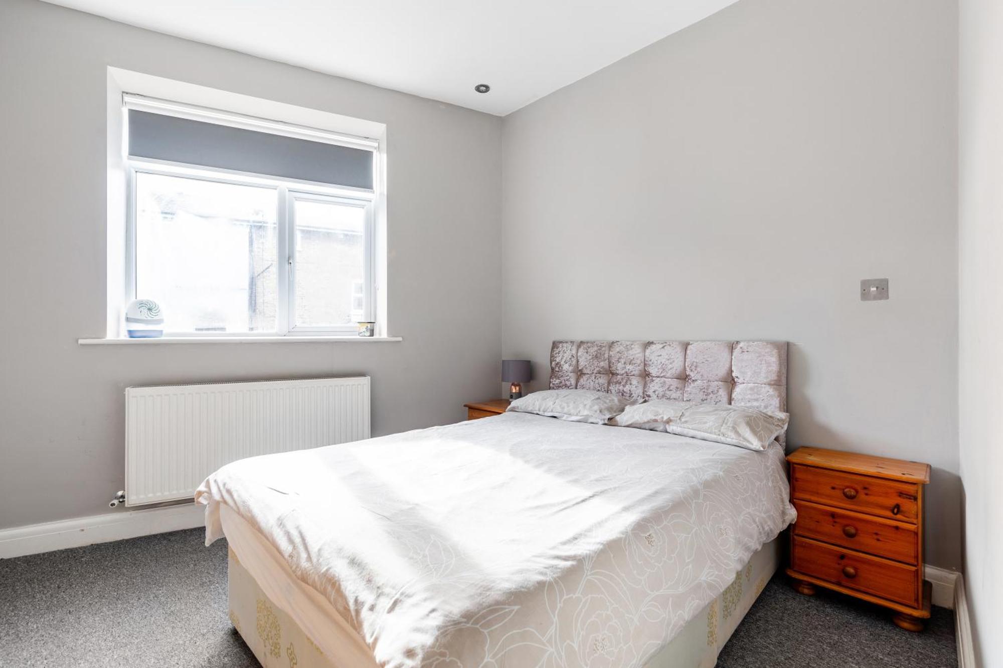 Spacious 2 Bed Apartment With Free Parking For 2 Cars And Underground Station Zone 2 For Quick Access To Central London Up To 8 Guests Eksteriør billede