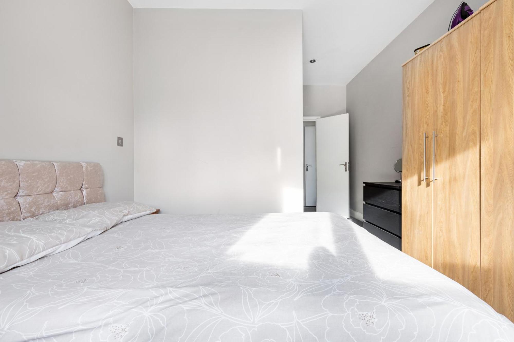 Spacious 2 Bed Apartment With Free Parking For 2 Cars And Underground Station Zone 2 For Quick Access To Central London Up To 8 Guests Eksteriør billede