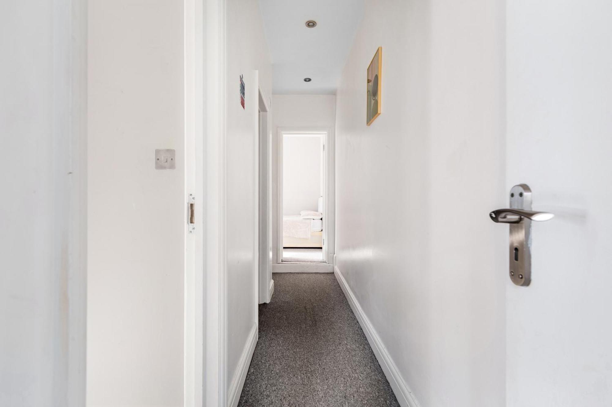 Spacious 2 Bed Apartment With Free Parking For 2 Cars And Underground Station Zone 2 For Quick Access To Central London Up To 8 Guests Eksteriør billede