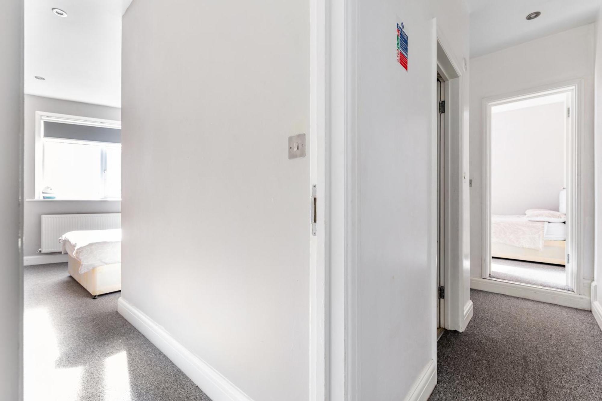 Spacious 2 Bed Apartment With Free Parking For 2 Cars And Underground Station Zone 2 For Quick Access To Central London Up To 8 Guests Eksteriør billede