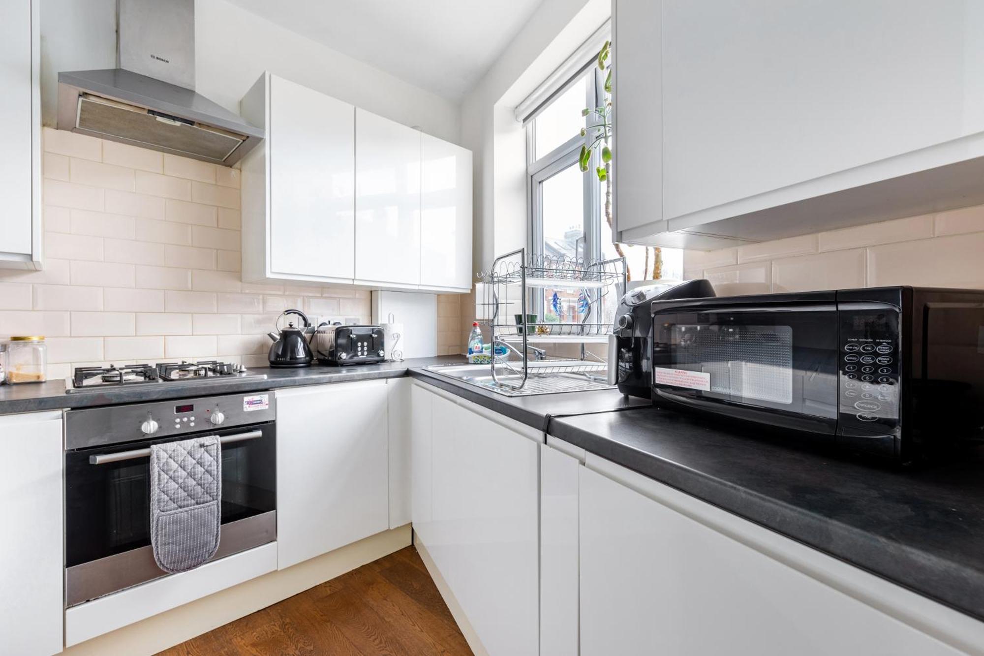 Spacious 2 Bed Apartment With Free Parking For 2 Cars And Underground Station Zone 2 For Quick Access To Central London Up To 8 Guests Eksteriør billede