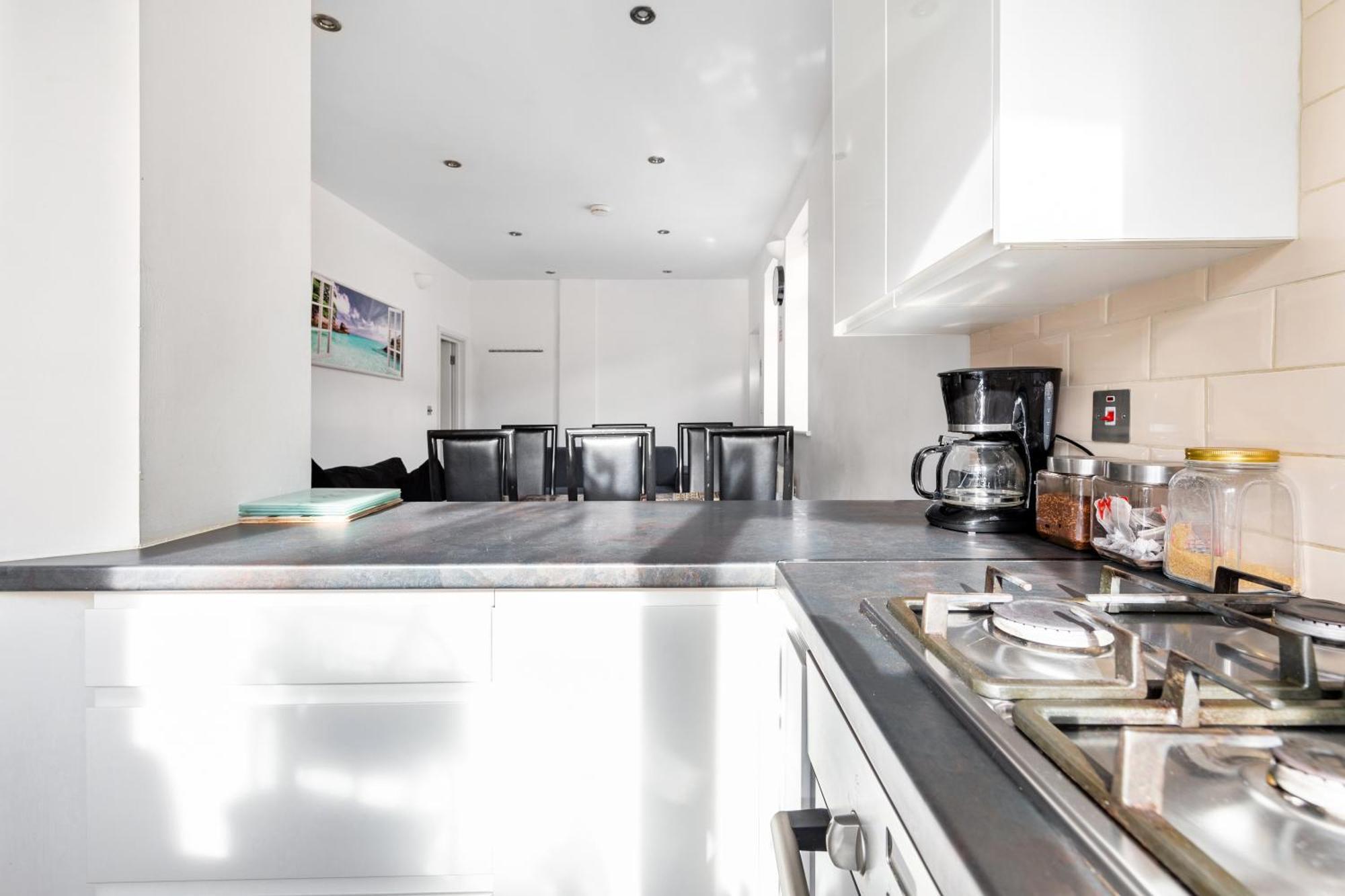 Spacious 2 Bed Apartment With Free Parking For 2 Cars And Underground Station Zone 2 For Quick Access To Central London Up To 8 Guests Eksteriør billede