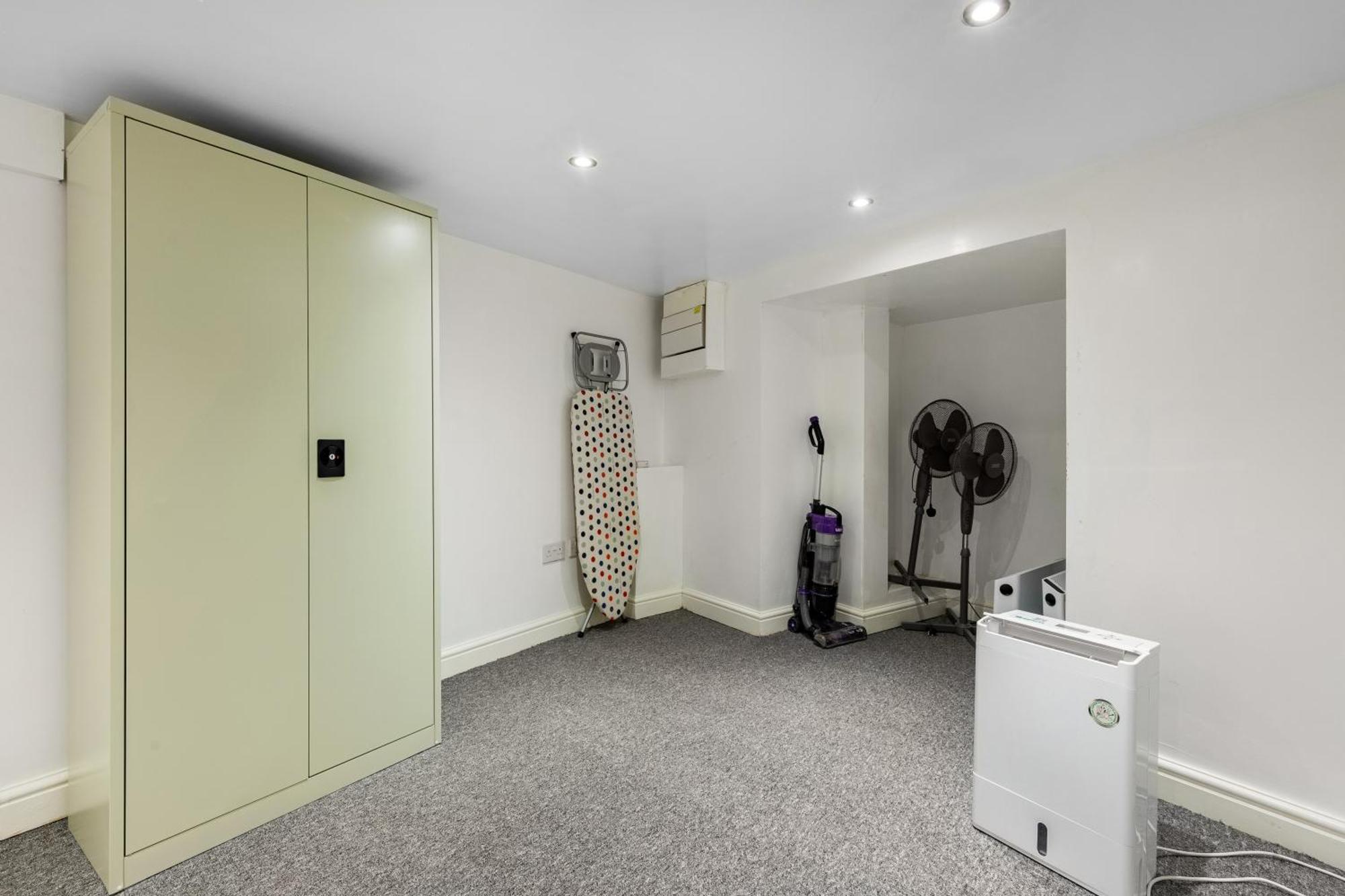 Spacious 2 Bed Apartment With Free Parking For 2 Cars And Underground Station Zone 2 For Quick Access To Central London Up To 8 Guests Eksteriør billede