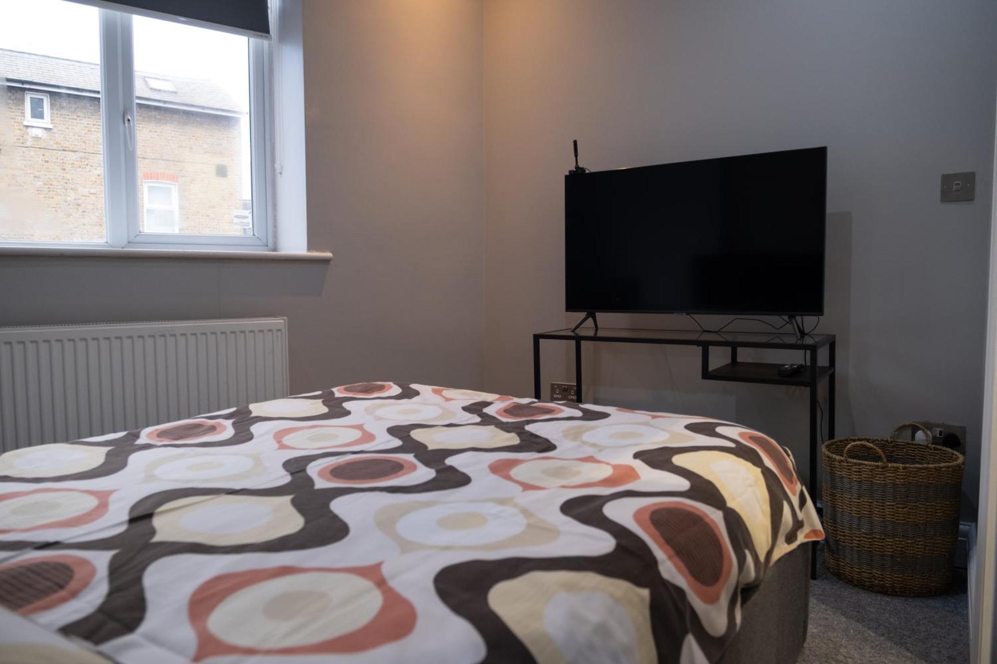 Spacious 2 Bed 2 Bath Apartment With Free Parking For 2 Cars And Underground Station Zone 2 For Quick Access To Central London Up To 10 Guests Eksteriør billede