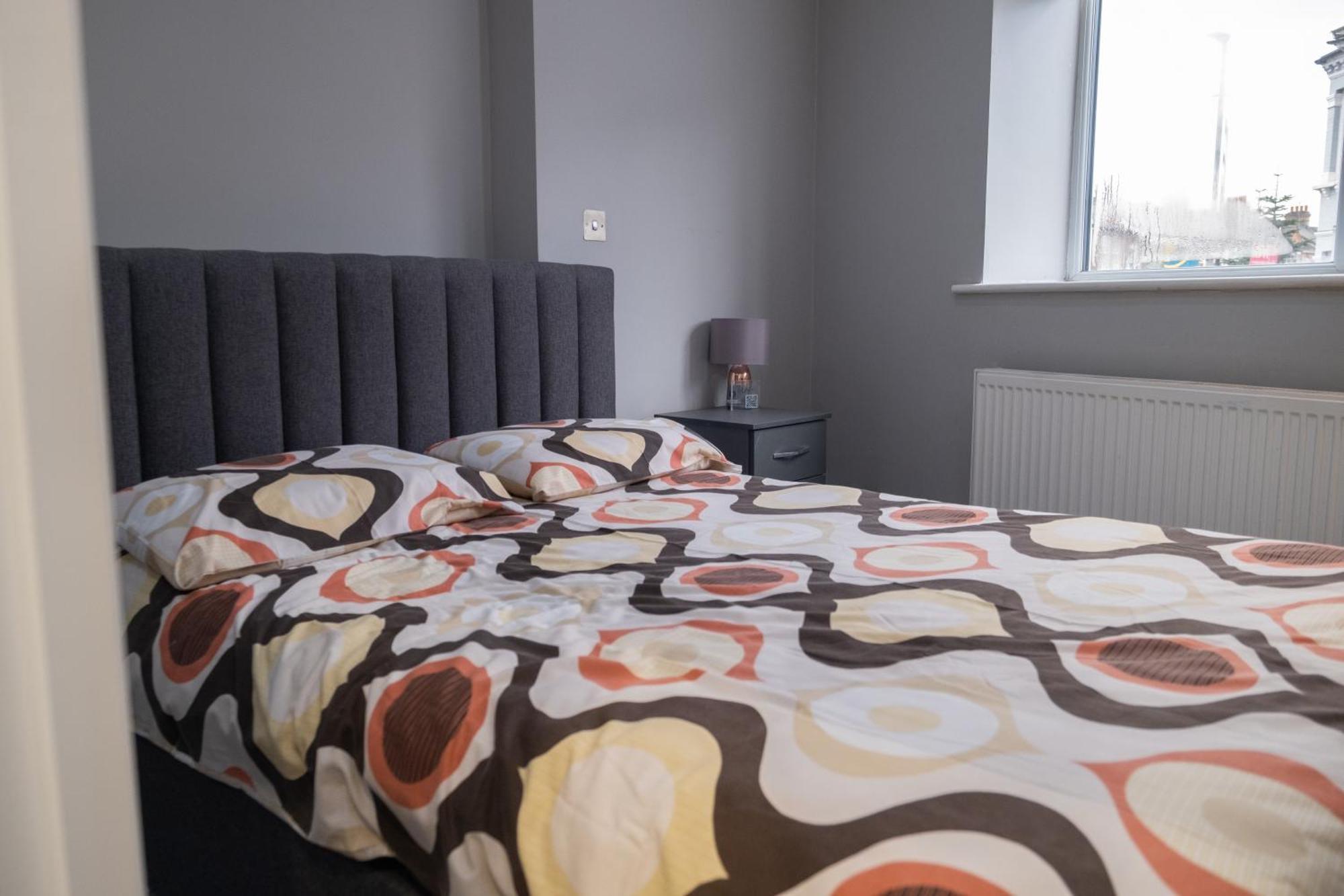 Spacious 2 Bed 2 Bath Apartment With Free Parking For 2 Cars And Underground Station Zone 2 For Quick Access To Central London Up To 10 Guests Eksteriør billede