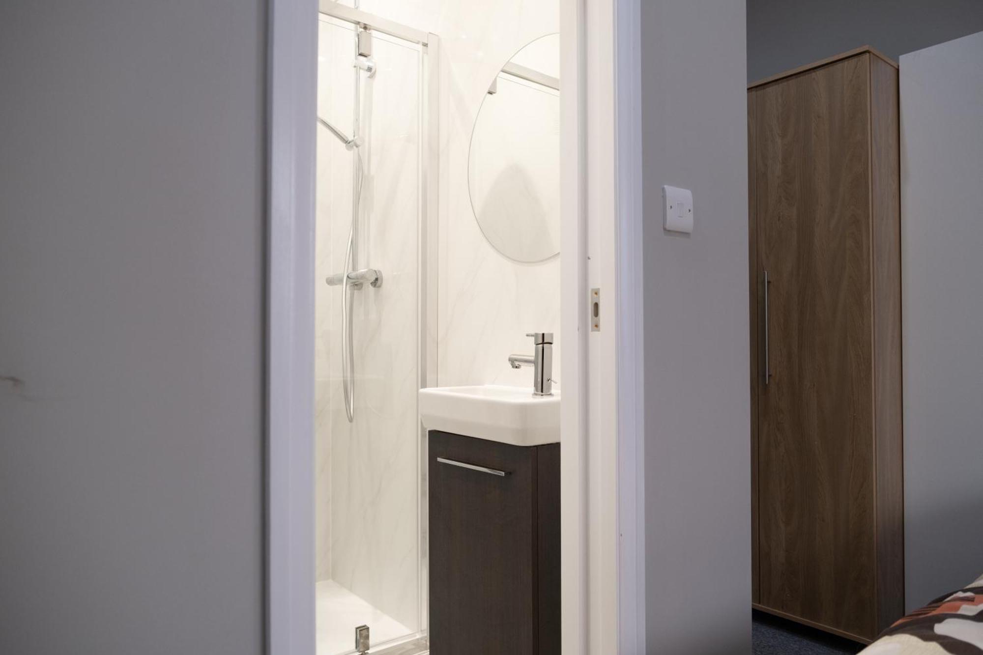 Spacious 2 Bed 2 Bath Apartment With Free Parking For 2 Cars And Underground Station Zone 2 For Quick Access To Central London Up To 10 Guests Eksteriør billede
