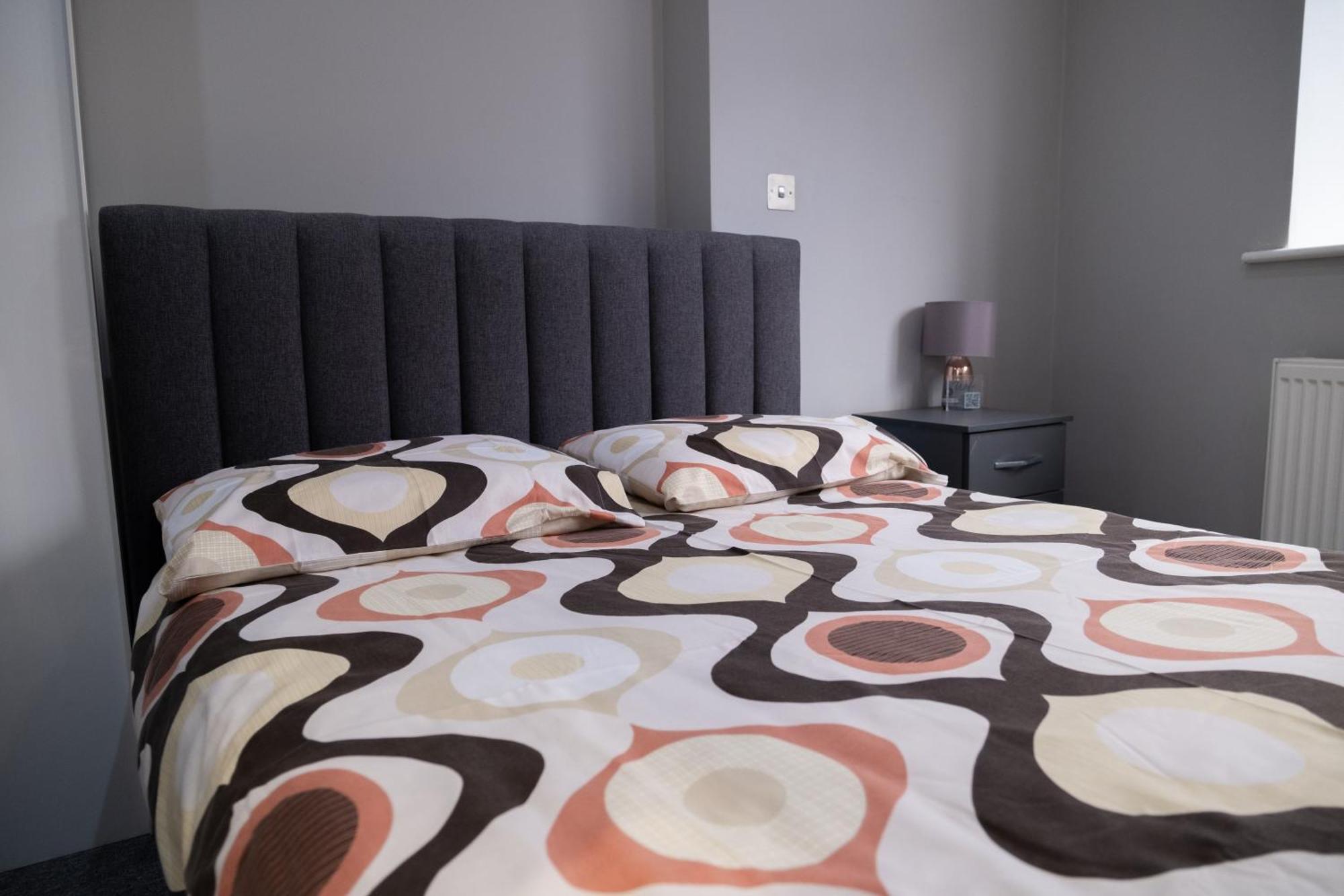 Spacious 2 Bed 2 Bath Apartment With Free Parking For 2 Cars And Underground Station Zone 2 For Quick Access To Central London Up To 10 Guests Eksteriør billede