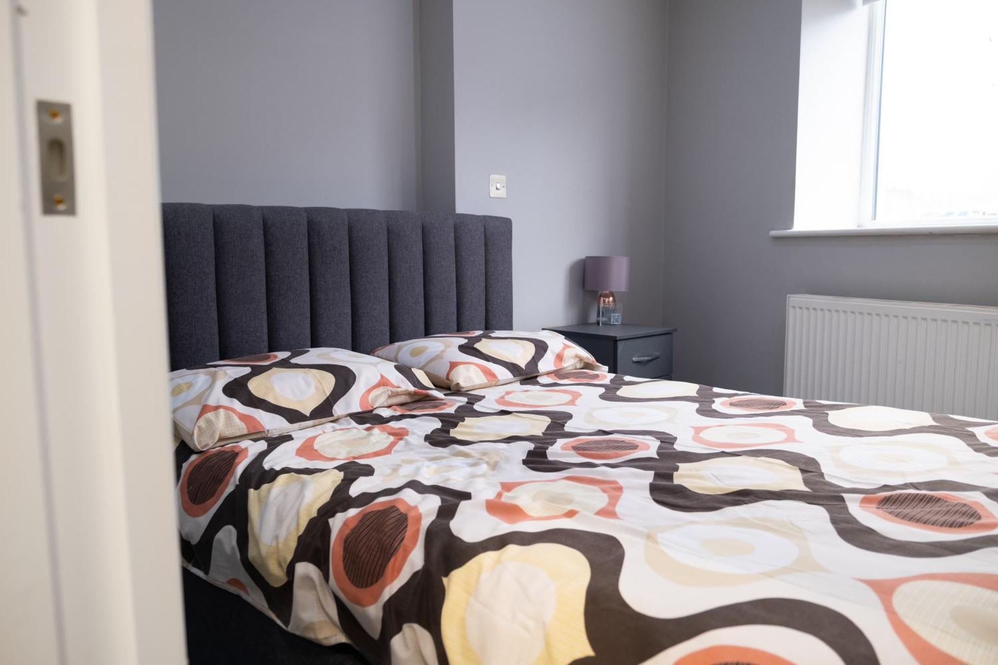 Spacious 2 Bed 2 Bath Apartment With Free Parking For 2 Cars And Underground Station Zone 2 For Quick Access To Central London Up To 10 Guests Eksteriør billede