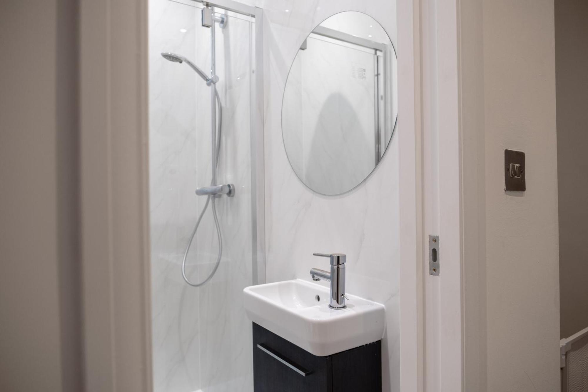 Spacious 2 Bed 2 Bath Apartment With Free Parking For 2 Cars And Underground Station Zone 2 For Quick Access To Central London Up To 10 Guests Eksteriør billede
