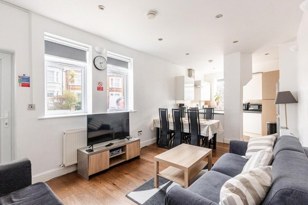 Spacious 2 Bed 2 Bath Apartment With Free Parking For 2 Cars And Underground Station Zone 2 For Quick Access To Central London Up To 10 Guests Eksteriør billede