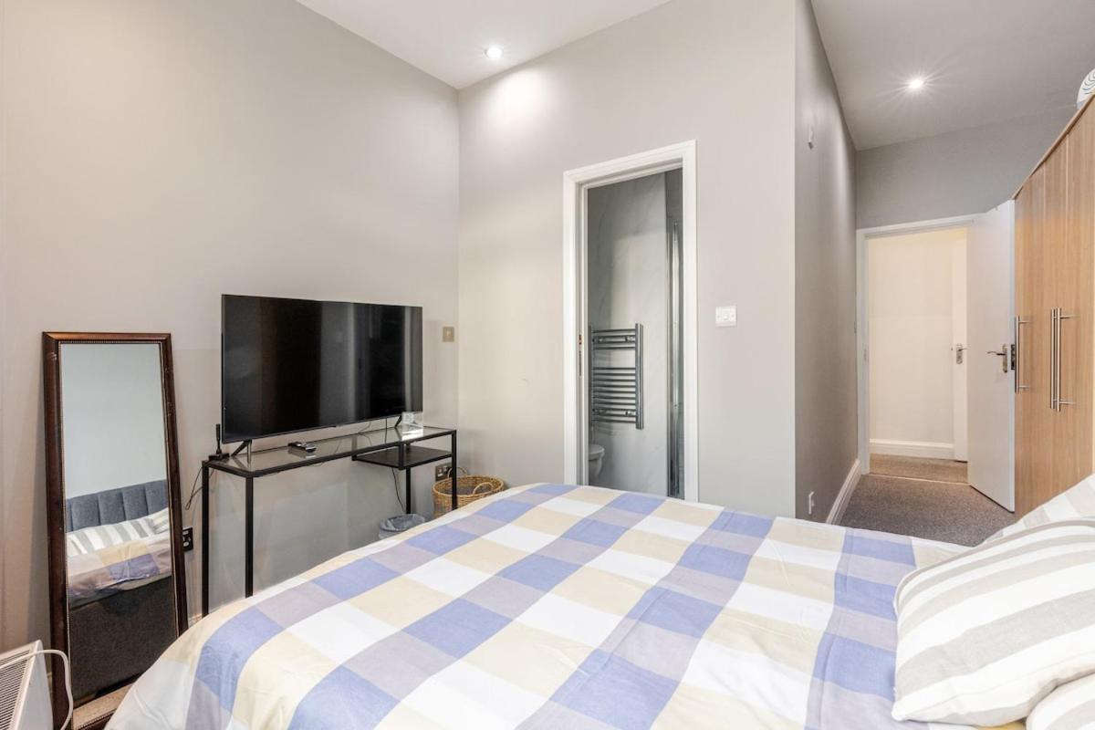 Spacious 2 Bed 2 Bath Apartment With Free Parking For 2 Cars And Underground Station Zone 2 For Quick Access To Central London Up To 10 Guests Eksteriør billede