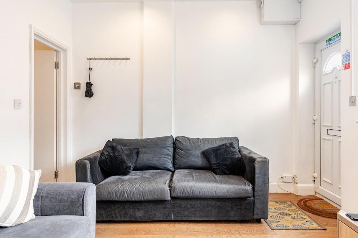 Spacious 2 Bed 2 Bath Apartment With Free Parking For 2 Cars And Underground Station Zone 2 For Quick Access To Central London Up To 10 Guests Eksteriør billede