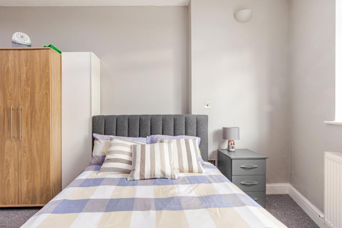 Spacious 2 Bed 2 Bath Apartment With Free Parking For 2 Cars And Underground Station Zone 2 For Quick Access To Central London Up To 10 Guests Eksteriør billede