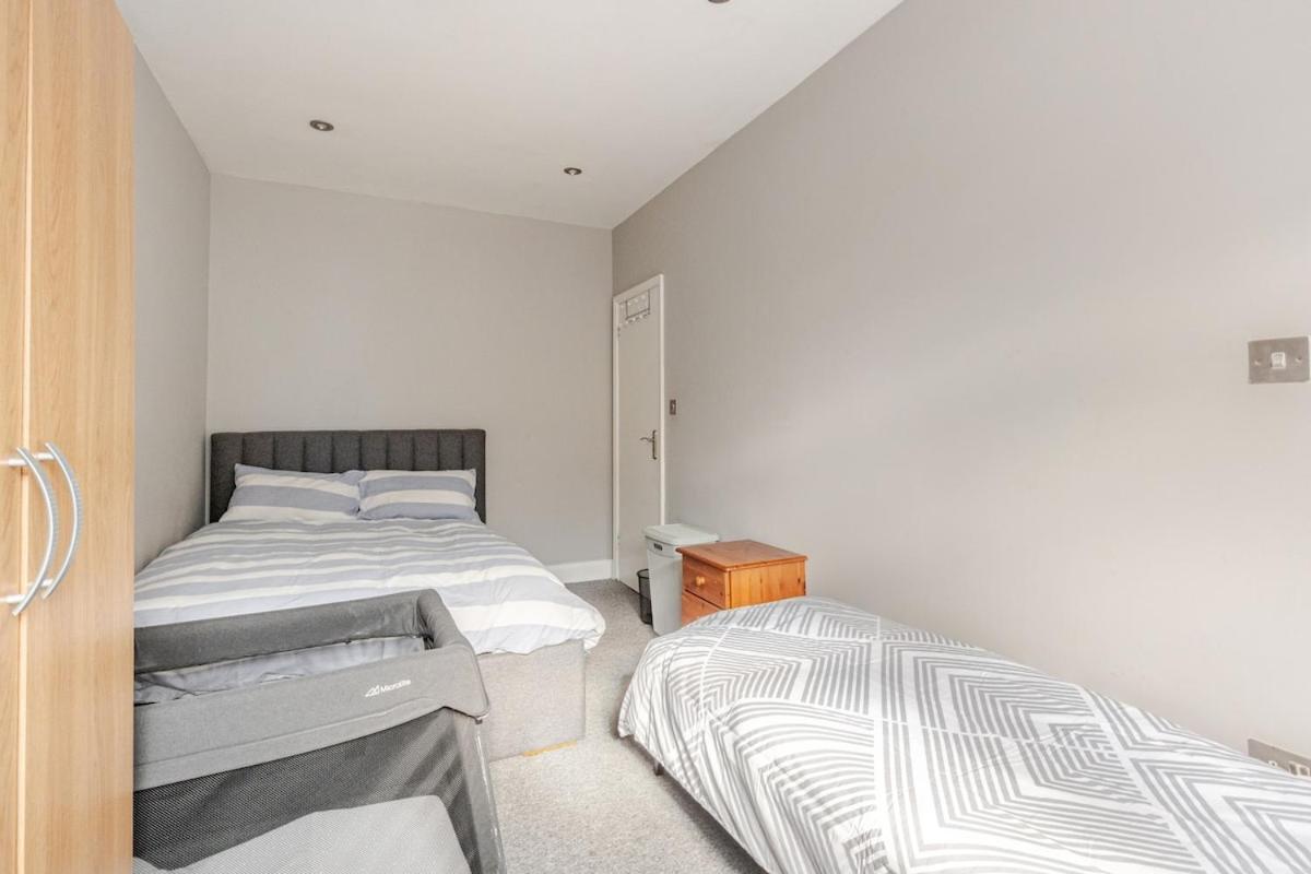 Spacious 2 Bed 2 Bath Apartment With Free Parking For 2 Cars And Underground Station Zone 2 For Quick Access To Central London Up To 10 Guests Eksteriør billede