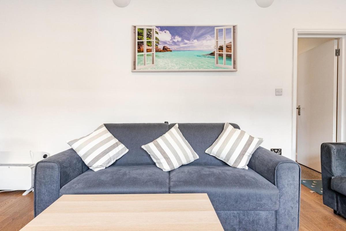 Spacious 2 Bed 2 Bath Apartment With Free Parking For 2 Cars And Underground Station Zone 2 For Quick Access To Central London Up To 10 Guests Eksteriør billede