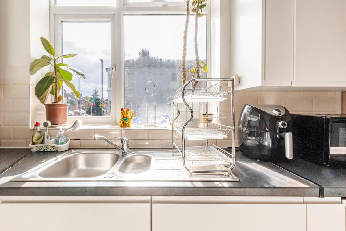 Spacious 2 Bed 2 Bath Apartment With Free Parking For 2 Cars And Underground Station Zone 2 For Quick Access To Central London Up To 10 Guests Eksteriør billede